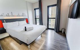 Easyhotel Barcelona Fira  2*